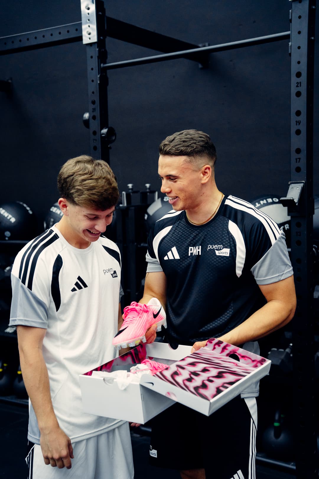 Phil Hernández und ein Spieler mit den neuen Fußballschuhen aus dem Boot-Voucher