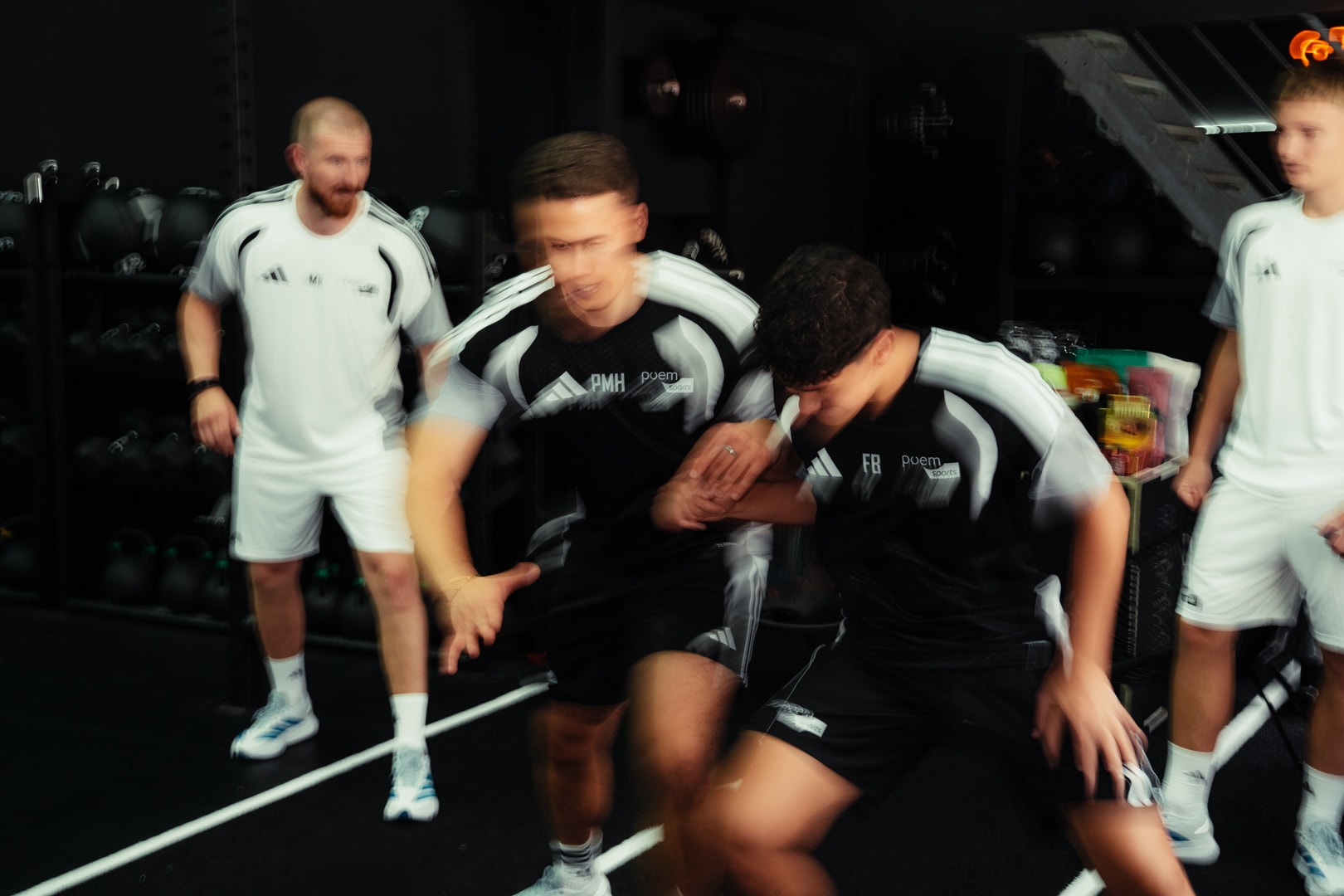 Fußballer bei explosiver Richtungswechsel-Übung im Athletiktraining
