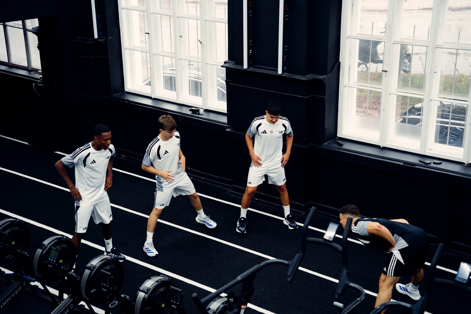 Krafttraining mit der Langhantel im Gym