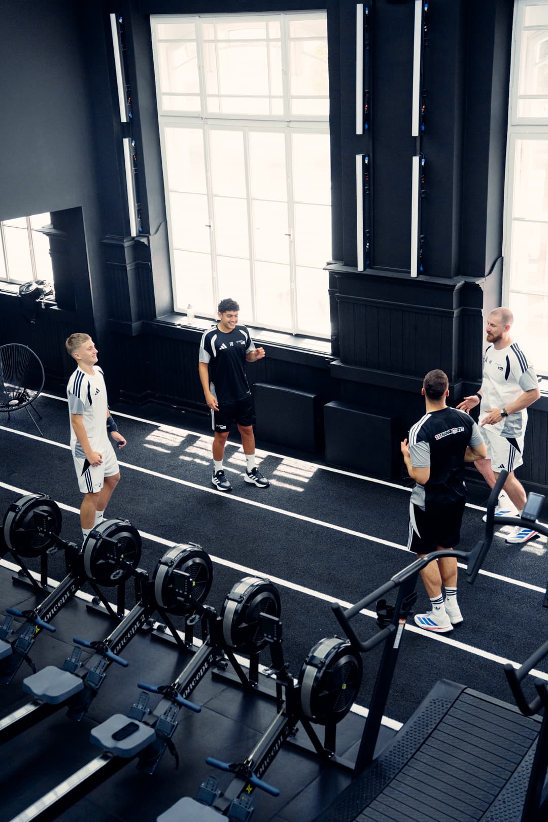 Trainingseinheit: Phil Hernández mit drei Spielern auf der Laufbahn