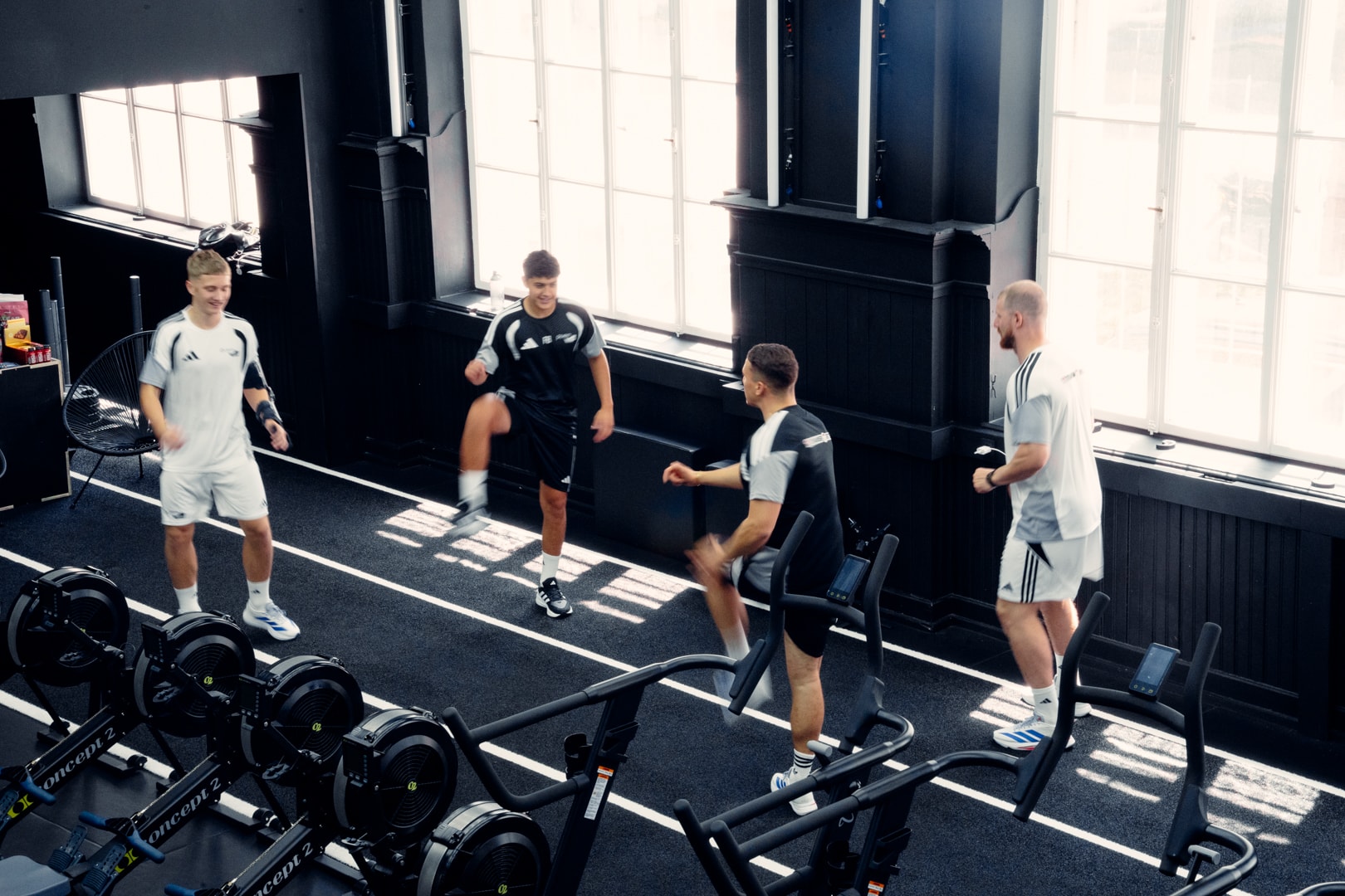 Spieler beim Athletiktraining im Gym, Trainer daneben
