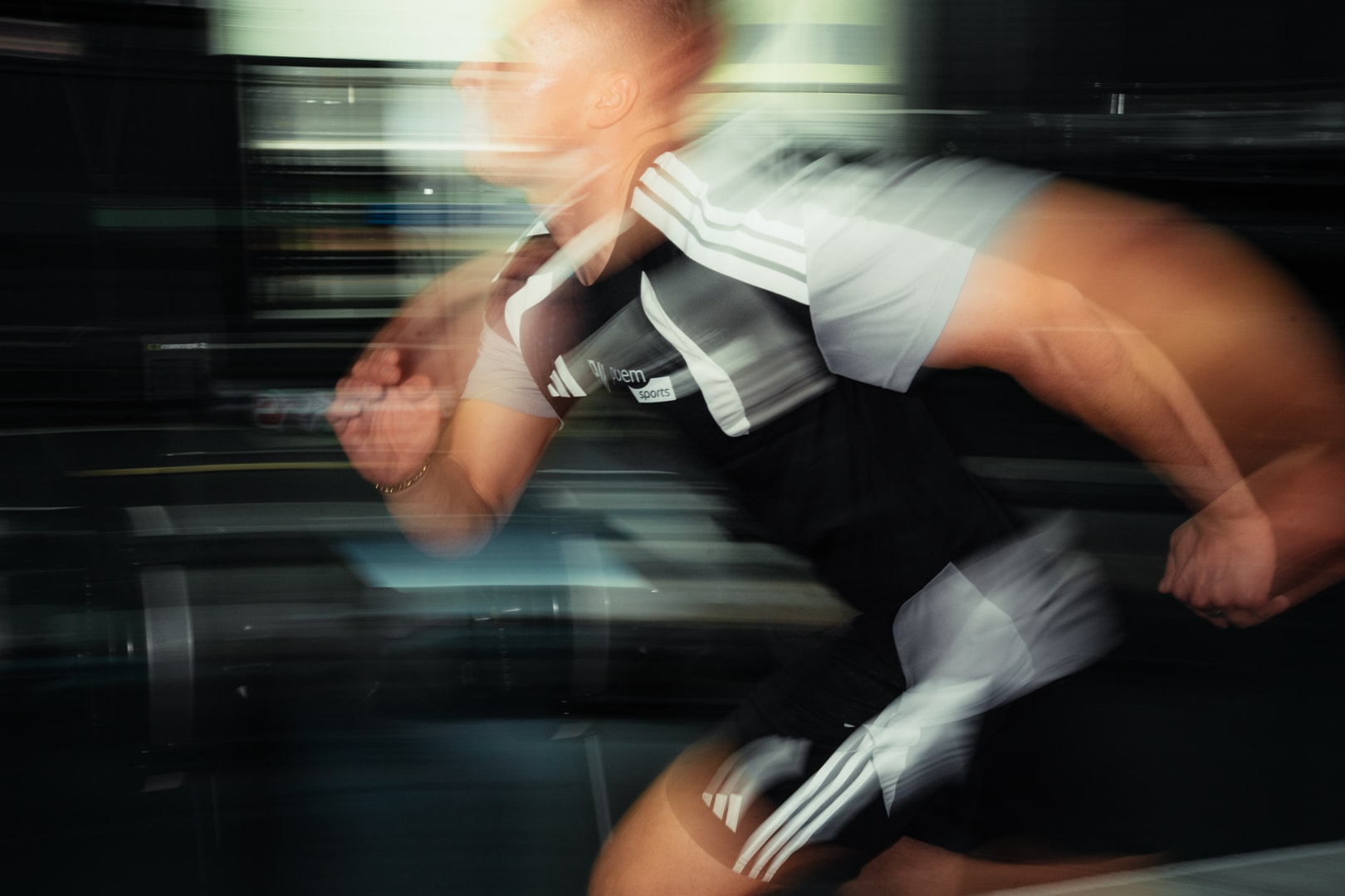 Fußballer beim maximalen Sprint auf dem Platz