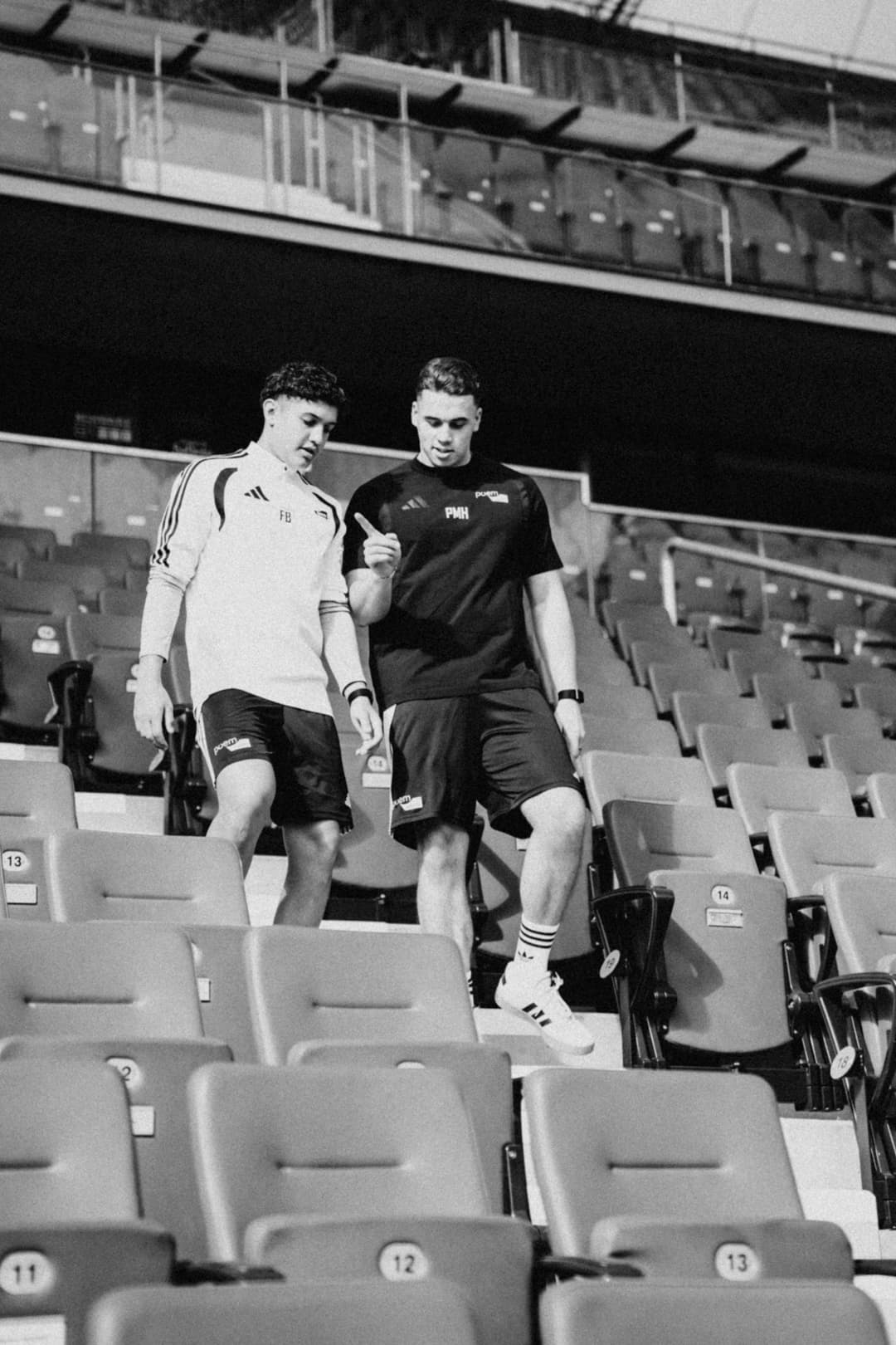 Phil Hernández bespricht mit einem Nachwuchsspieler die Woche, MHP Arena Stuttgart