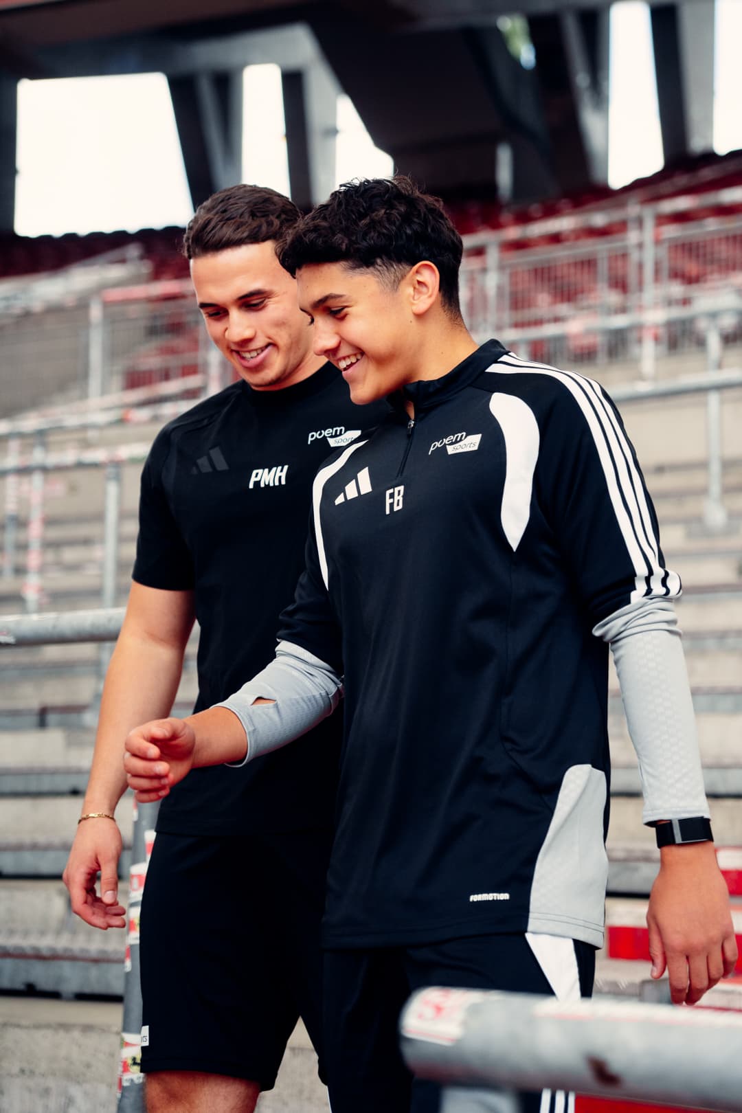Phil Hernández im Gespräch mit einem Nachwuchsspieler auf der Tribüne der MHP Arena Stuttgart