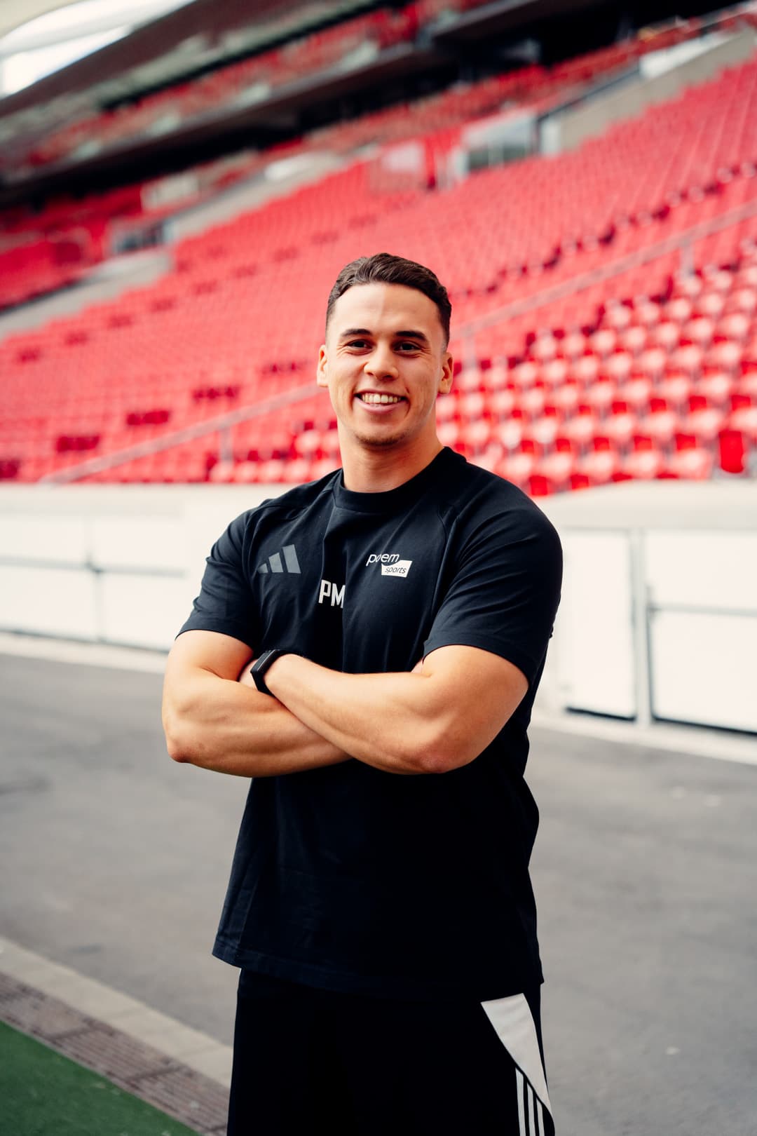 Phil Hernández, Athletiktrainer — vor den roten Sitzen der MHP Arena Stuttgart