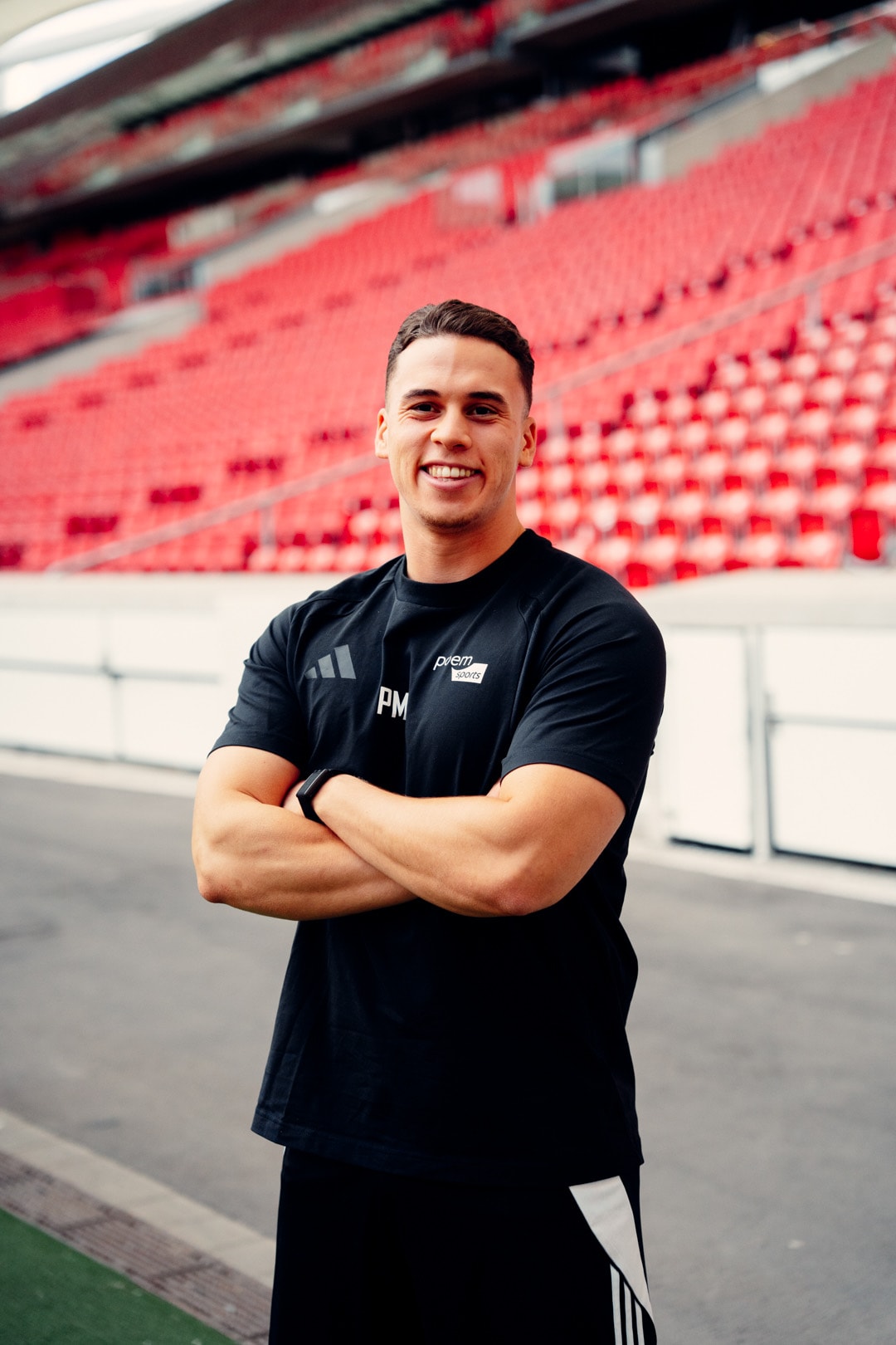 Phil Hernández im leeren Stadion vor den roten Rängen