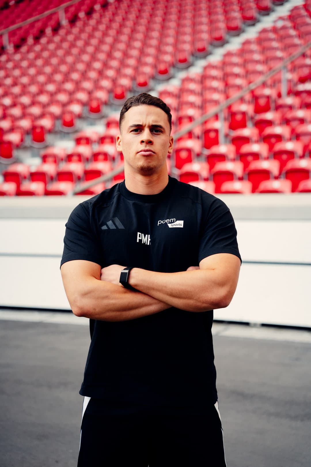 Phil Hernández vor der Tribüne der MHP Arena Stuttgart — Máquina Voice