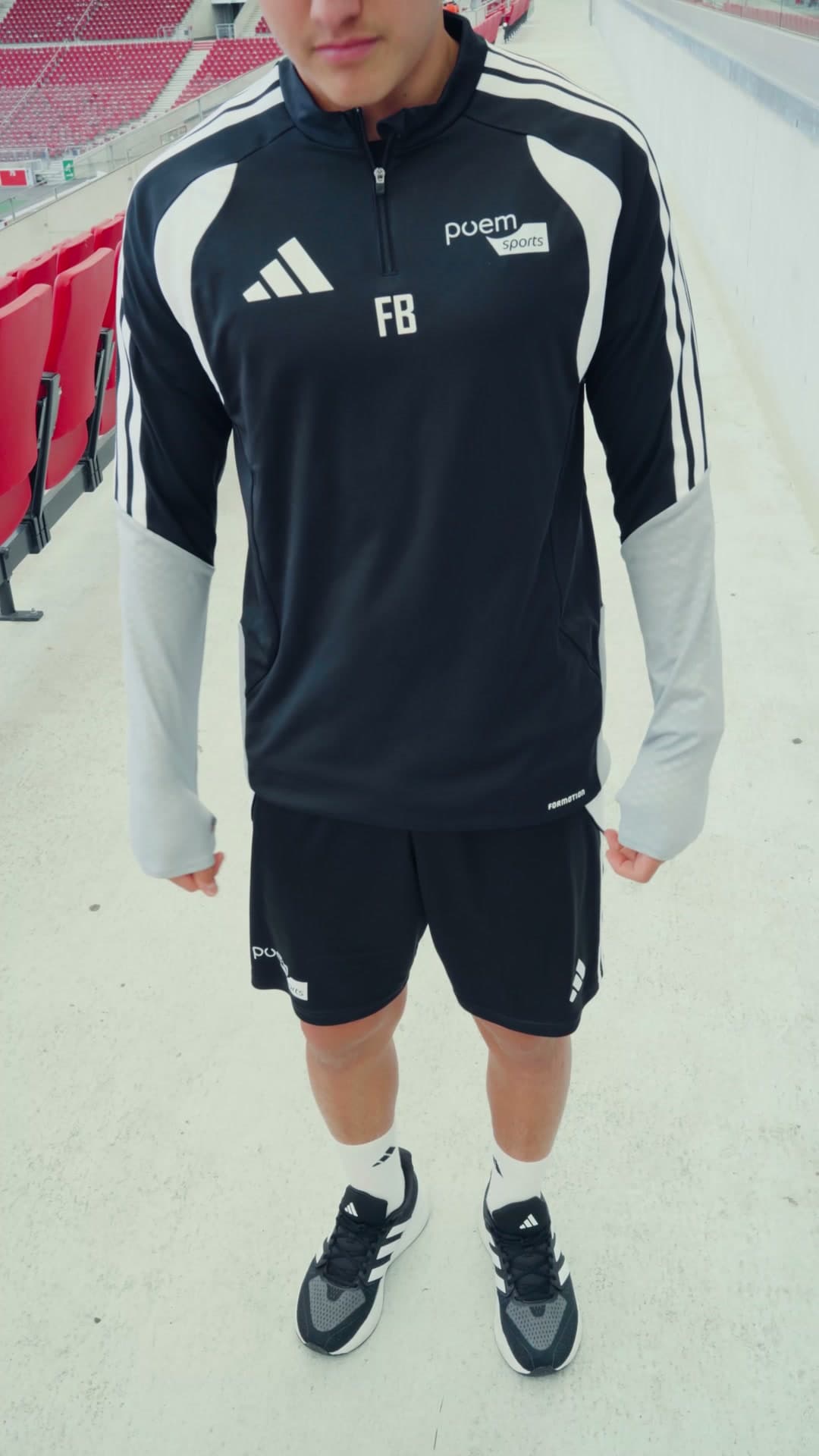Das schwarze Sweatshirt mit kurzer Hose aus dem poemsports-Kit