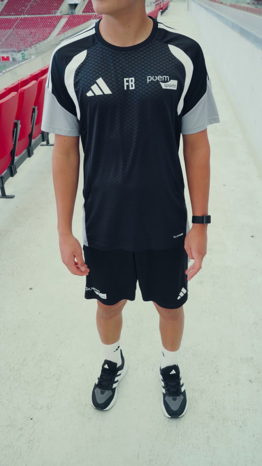 Das schwarze poemsports-Kit mit T-Shirt und kurzer Hose in der MHP Arena Stuttgart