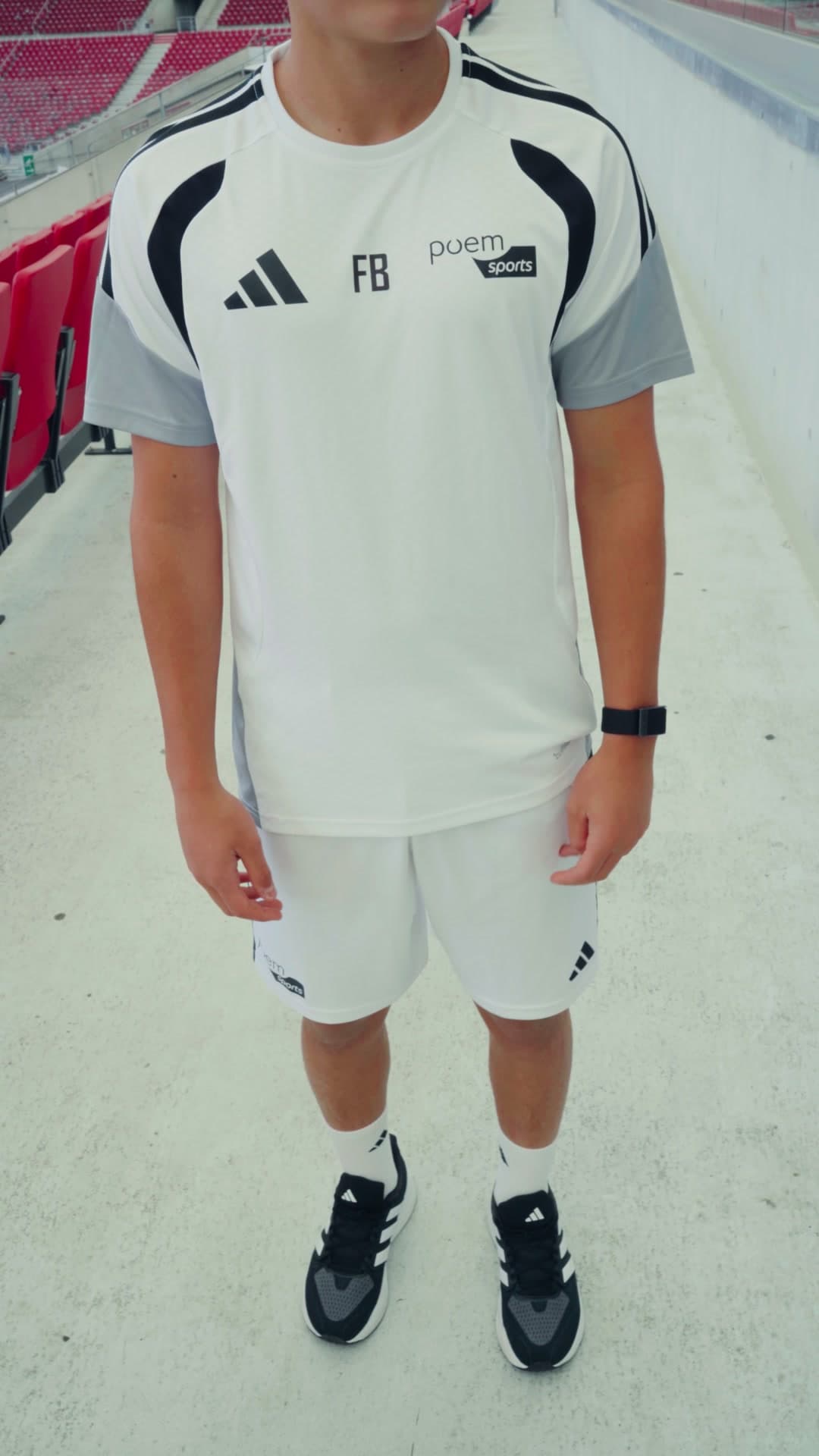 Das weiße T-Shirt mit kurzer Hose, poemsports und adidas auf der Brust