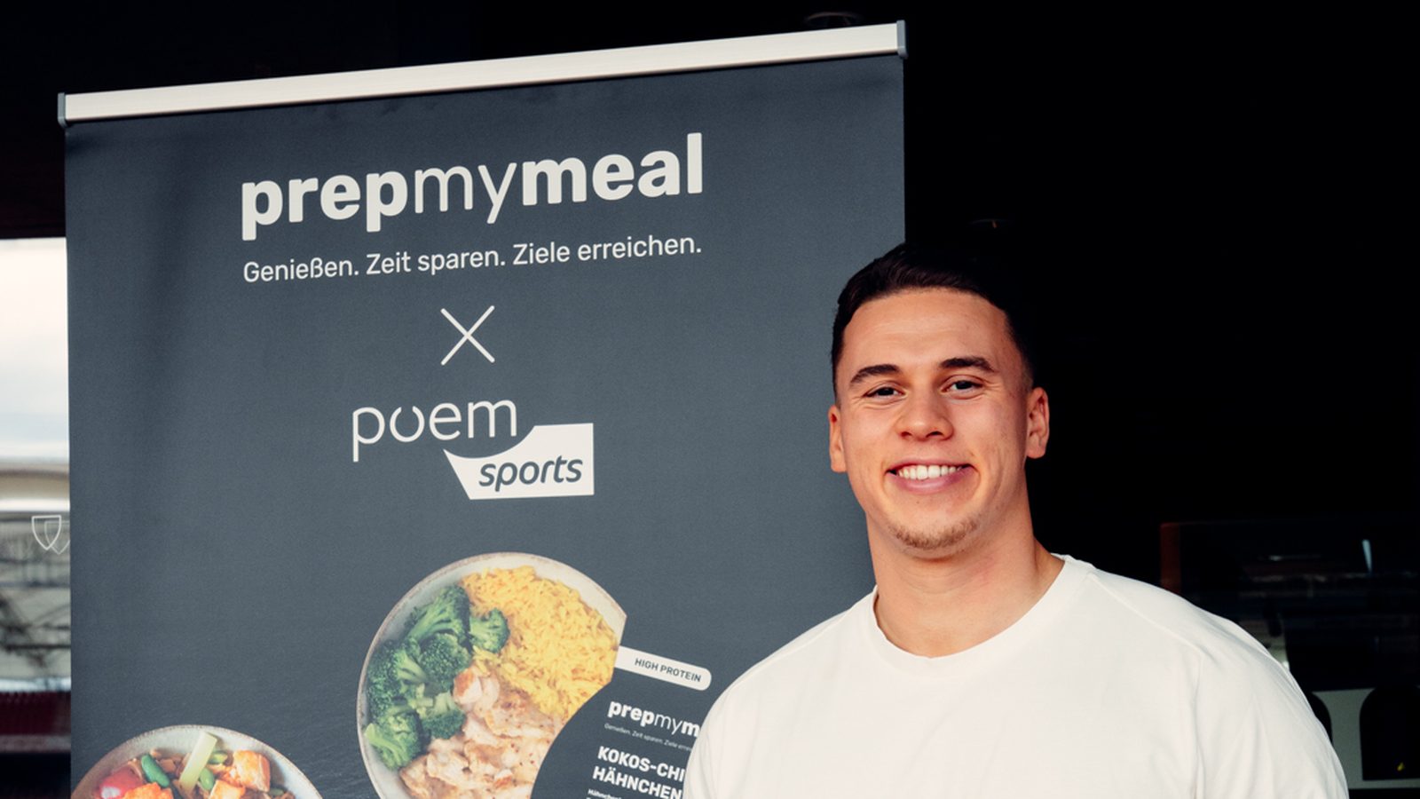 Phil vor dem prepmymeal-Aufsteller mit den Gerichten der Athleten-Linie