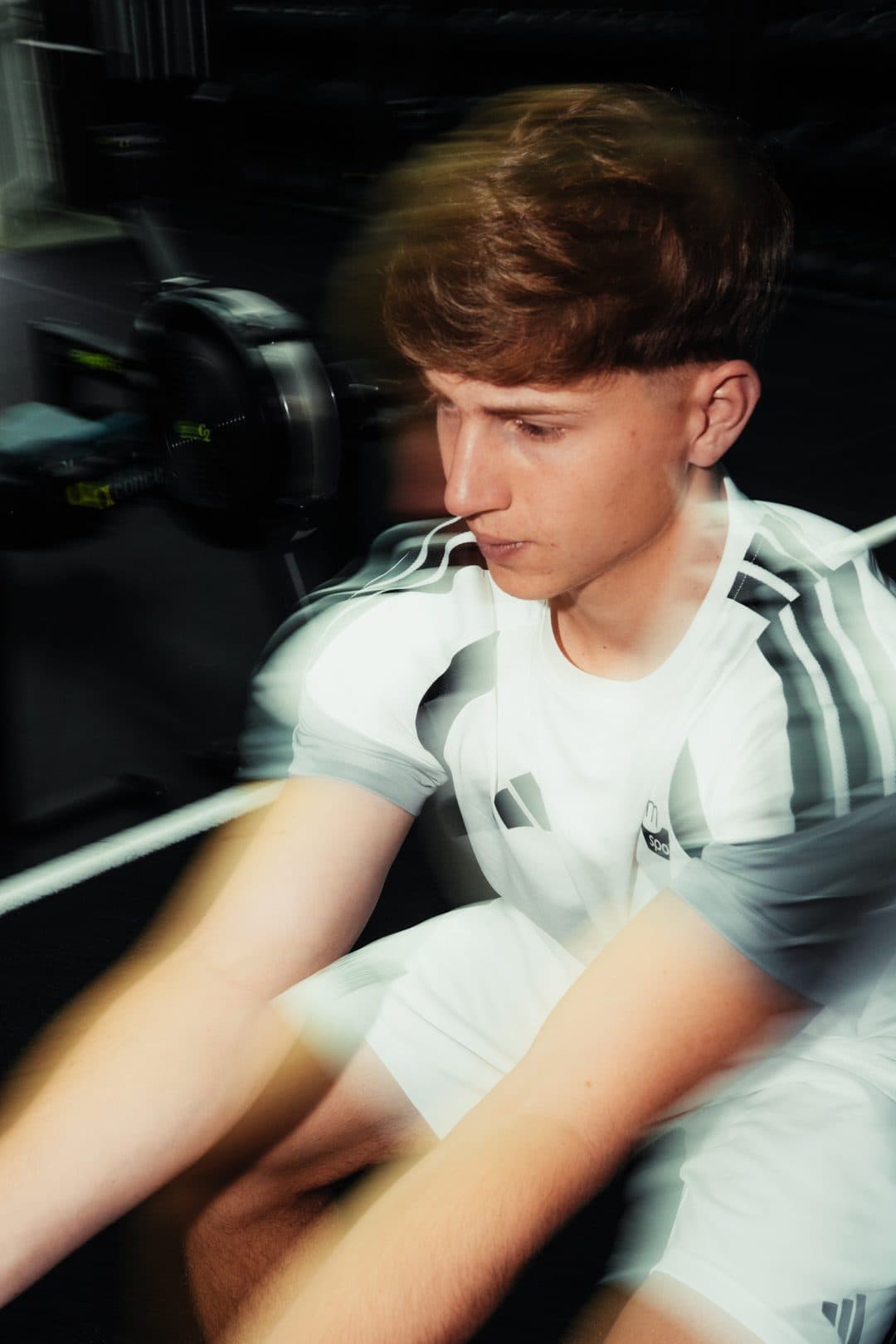 Ein Spieler sitzt im Gym am Rudergerät