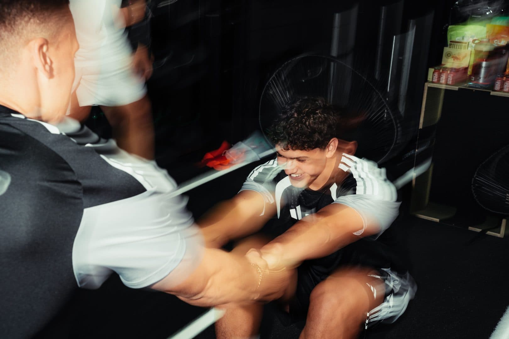 Phil Hernández korrigiert einen Spieler bei einer Partnerübung im Gym